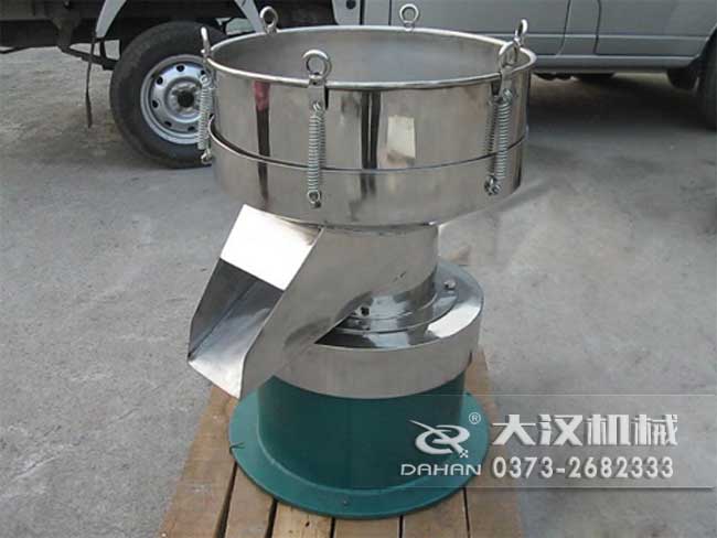 涂料振動篩由：框體，振動斗，出料口，振動電機底座等部件組成